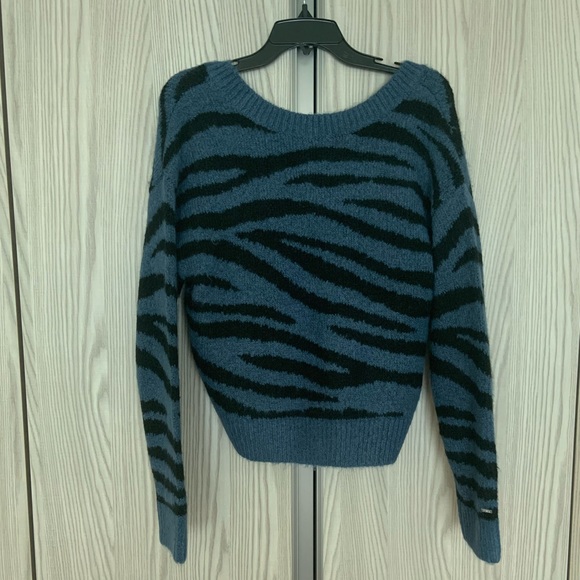 Victoria’s Secret Sweater - Picture 12 of 12